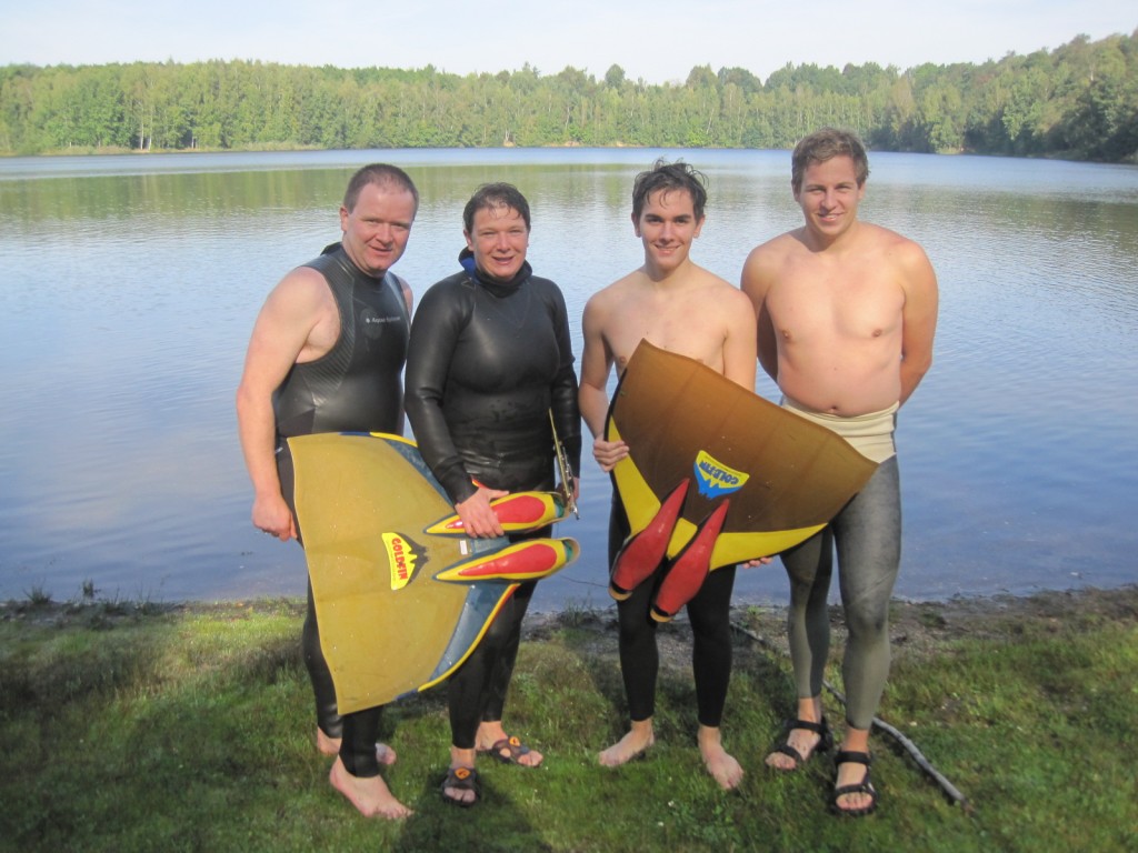 Das siegreiche Delitzscher Team nach der Schnelltauchstaffel (Dirk und Heike Preuß sowie Philipp Nathrath und Willi Krause)