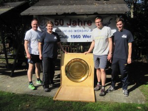 Das siegreiche Delitzscher Team mit dem Pokal (Dirk und Heike Preuß sowie Willi Krause und Philipp Nathrath)